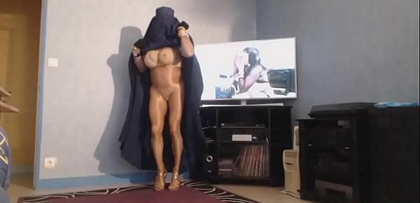  musulmane en burka montre ses grosses mamelles